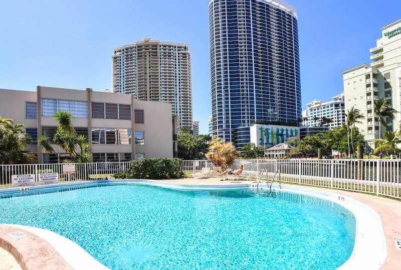 STR - Artrageous on the river By RocketStay